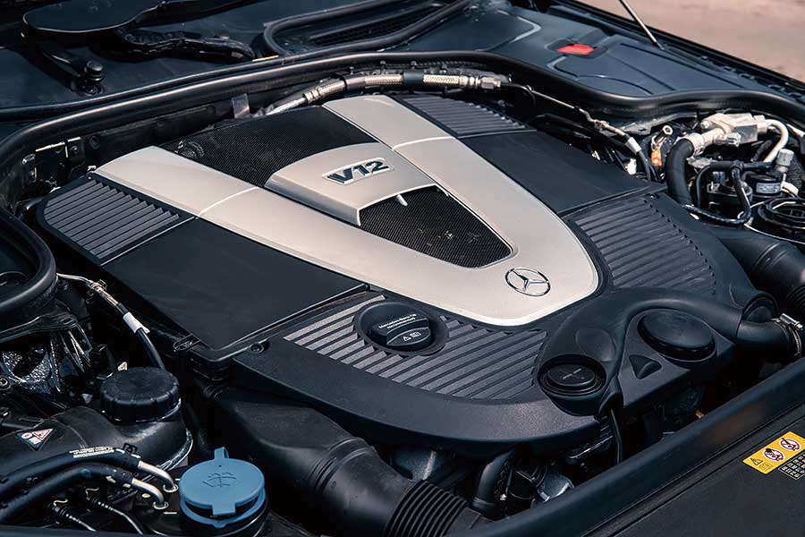 君可知,所謂豪華享受,意思並不限於寄身後座呼呼大睡,這兩部車之中便有一方符合此一要求。那麼世上最美好的汽車到底出自何門何派呢?