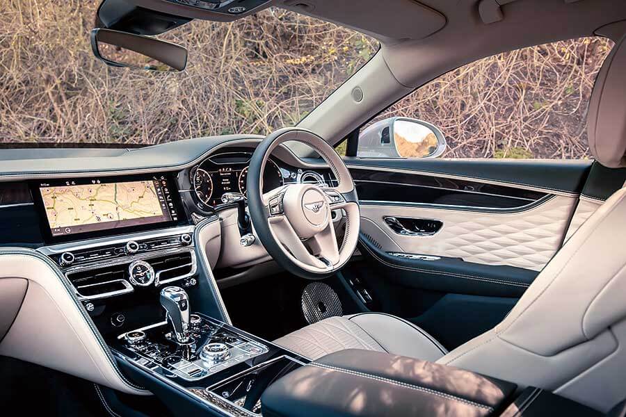 君可知,所謂豪華享受,意思並不限於寄身後座呼呼大睡,這兩部車之中便有一方符合此一要求。那麼世上最美好的汽車到底出自何門何派呢?