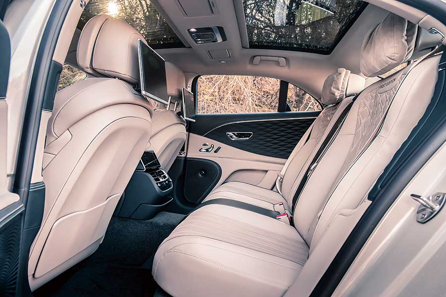 君可知,所謂豪華享受,意思並不限於寄身後座呼呼大睡,這兩部車之中便有一方符合此一要求。那麼世上最美好的汽車到底出自何門何派呢?