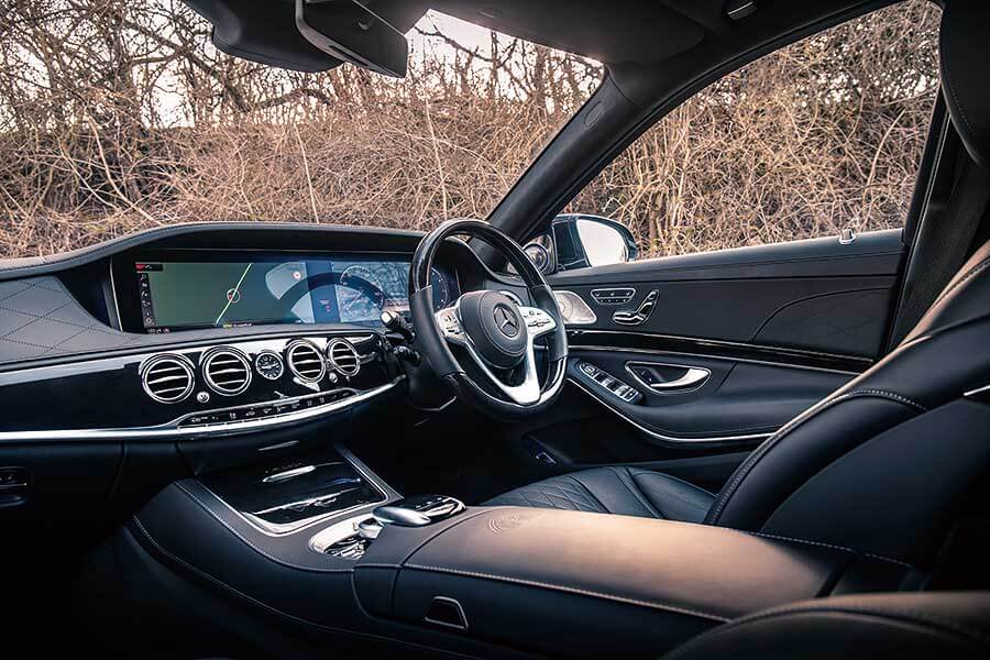 君可知,所謂豪華享受,意思並不限於寄身後座呼呼大睡,這兩部車之中便有一方符合此一要求。那麼世上最美好的汽車到底出自何門何派呢?