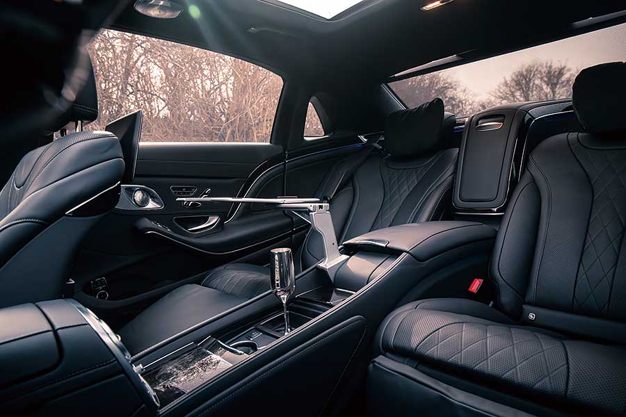 君可知,所謂豪華享受,意思並不限於寄身後座呼呼大睡,這兩部車之中便有一方符合此一要求。那麼世上最美好的汽車到底出自何門何派呢?