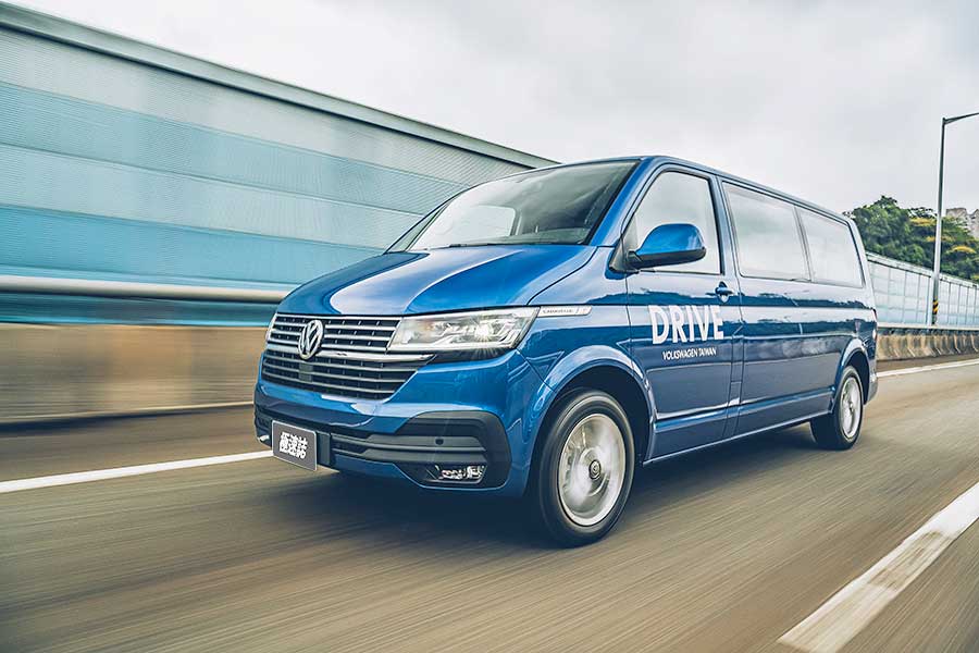 Caravelle不愧是商旅車中的佼佼者,全車均衡的造車工藝足以令人信服,但少了車道偏移一味淡了些。