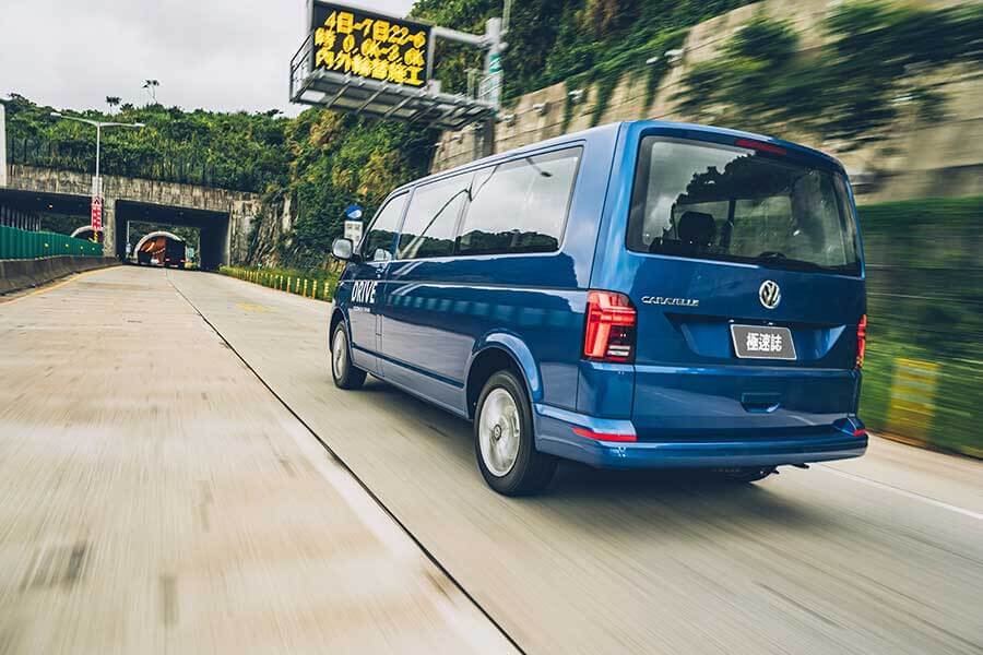 Caravelle不愧是商旅車中的佼佼者,全車均衡的造車工藝足以令人信服,但少了車道偏移一味淡了些。