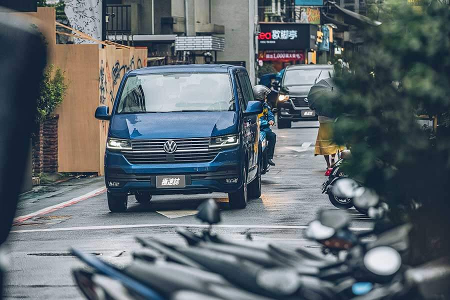 Caravelle不愧是商旅車中的佼佼者,全車均衡的造車工藝足以令人信服,但少了車道偏移一味淡了些。