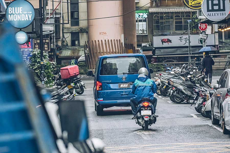 Caravelle不愧是商旅車中的佼佼者,全車均衡的造車工藝足以令人信服,但少了車道偏移一味淡了些。