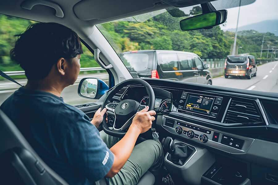 Caravelle不愧是商旅車中的佼佼者,全車均衡的造車工藝足以令人信服,但少了車道偏移一味淡了些。