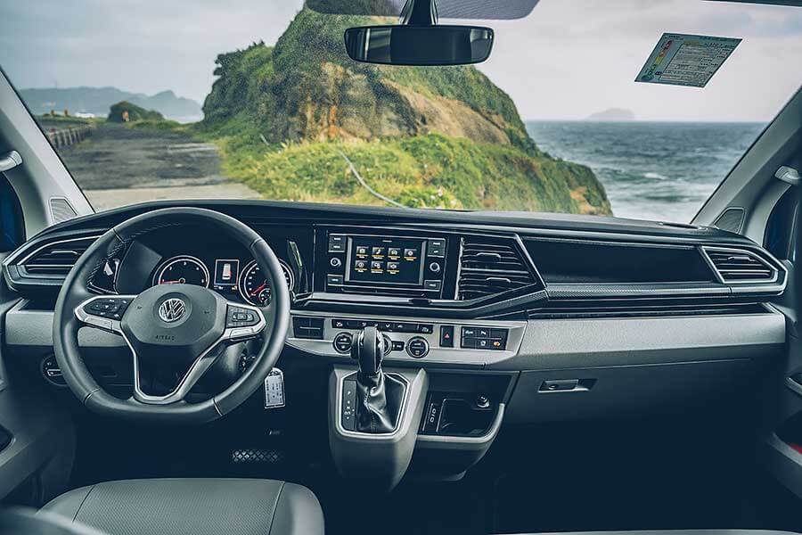 Caravelle不愧是商旅車中的佼佼者,全車均衡的造車工藝足以令人信服,但少了車道偏移一味淡了些。