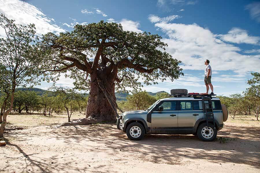 受夠了枯燥英國和日常營役的悶氣,不如馬上見識一下Defender的看家本領,跟我們一道遠赴千里踏破非洲。