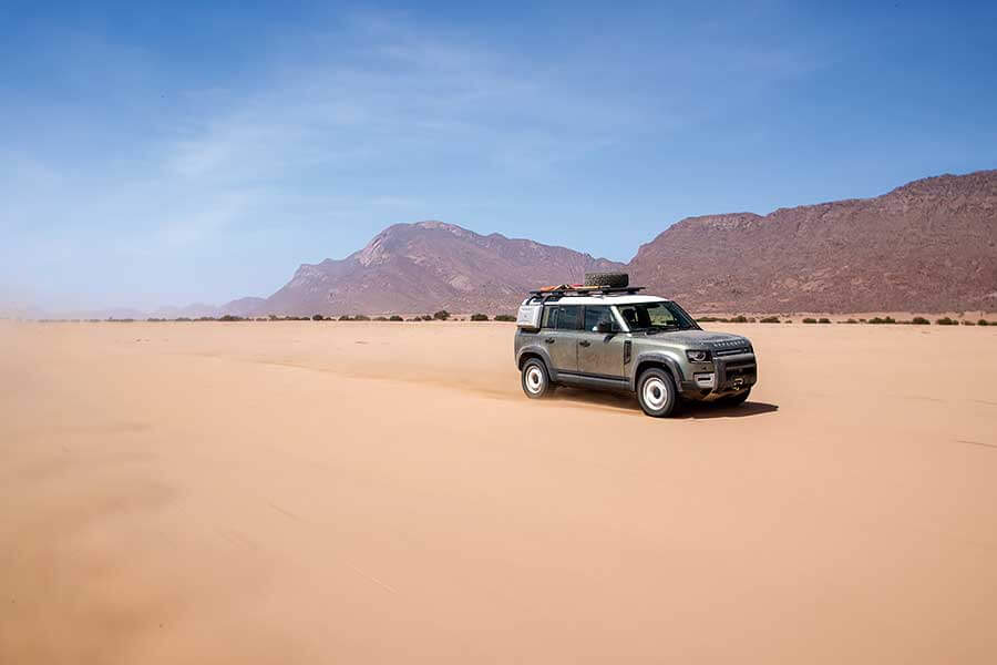 受夠了枯燥英國和日常營役的悶氣,不如馬上見識一下Defender的看家本領,跟我們一道遠赴千里踏破非洲。