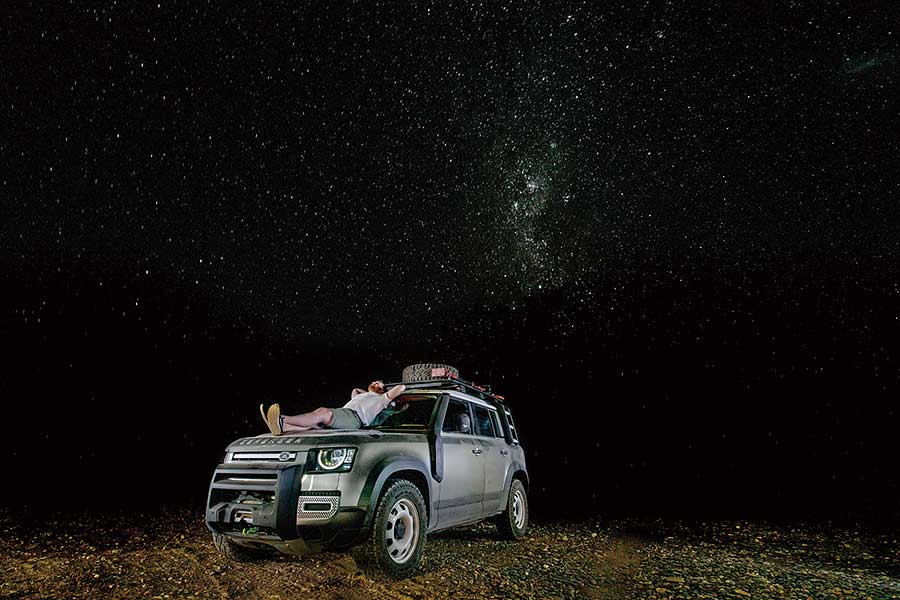 受夠了枯燥英國和日常營役的悶氣,不如馬上見識一下Defender的看家本領,跟我們一道遠赴千里踏破非洲。