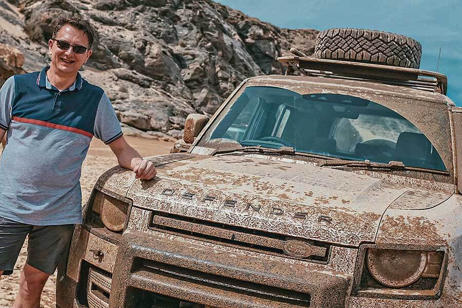 受夠了枯燥英國和日常營役的悶氣,不如馬上見識一下Defender的看家本領,跟我們一道遠赴千里踏破非洲。