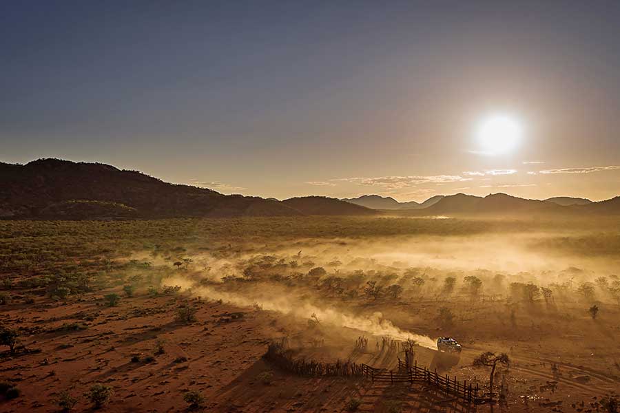 受夠了枯燥英國和日常營役的悶氣,不如馬上見識一下Defender的看家本領,跟我們一道遠赴千里踏破非洲。