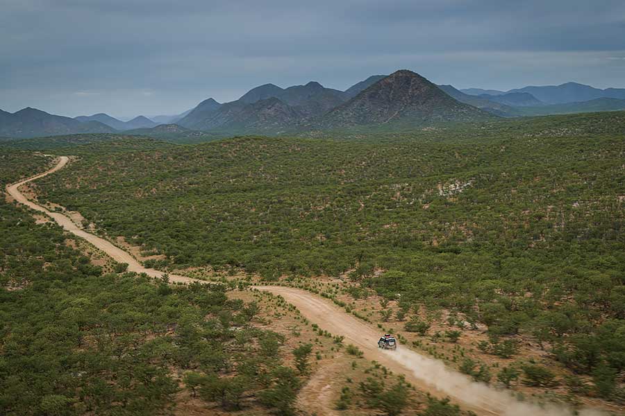 受夠了枯燥英國和日常營役的悶氣,不如馬上見識一下Defender的看家本領,跟我們一道遠赴千里踏破非洲。