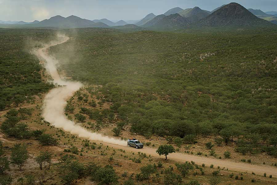受夠了枯燥英國和日常營役的悶氣,不如馬上見識一下Defender的看家本領,跟我們一道遠赴千里踏破非洲。