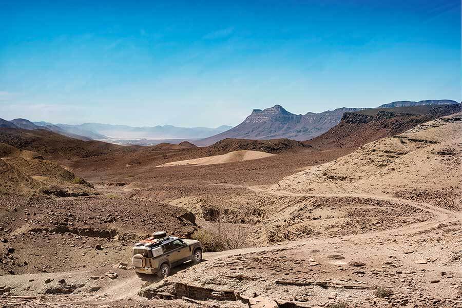 受夠了枯燥英國和日常營役的悶氣,不如馬上見識一下Defender的看家本領,跟我們一道遠赴千里踏破非洲。