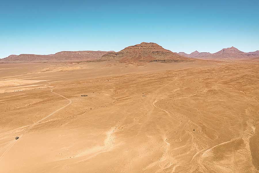 受夠了枯燥英國和日常營役的悶氣,不如馬上見識一下Defender的看家本領,跟我們一道遠赴千里踏破非洲。