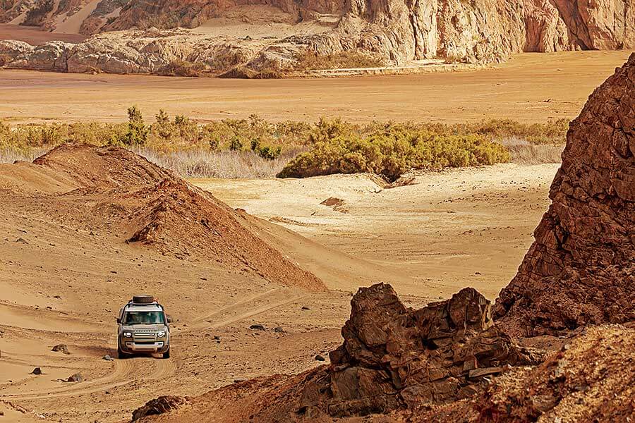 受夠了枯燥英國和日常營役的悶氣,不如馬上見識一下Defender的看家本領,跟我們一道遠赴千里踏破非洲。