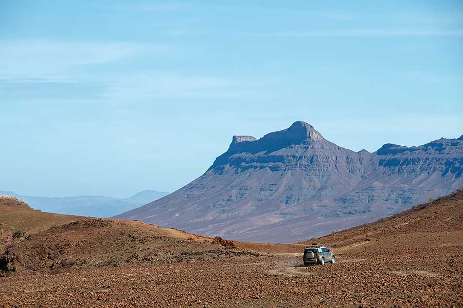 受夠了枯燥英國和日常營役的悶氣,不如馬上見識一下Defender的看家本領,跟我們一道遠赴千里踏破非洲。