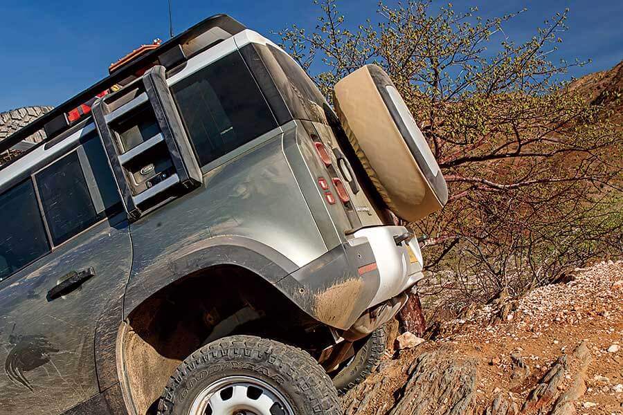 受夠了枯燥英國和日常營役的悶氣,不如馬上見識一下Defender的看家本領,跟我們一道遠赴千里踏破非洲。