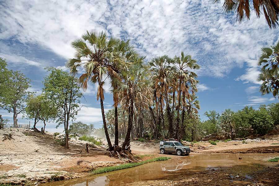 受夠了枯燥英國和日常營役的悶氣,不如馬上見識一下Defender的看家本領,跟我們一道遠赴千里踏破非洲。