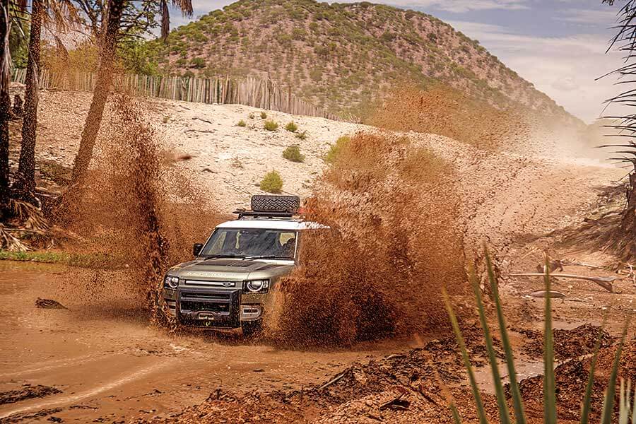 受夠了枯燥英國和日常營役的悶氣,不如馬上見識一下Defender的看家本領,跟我們一道遠赴千里踏破非洲。