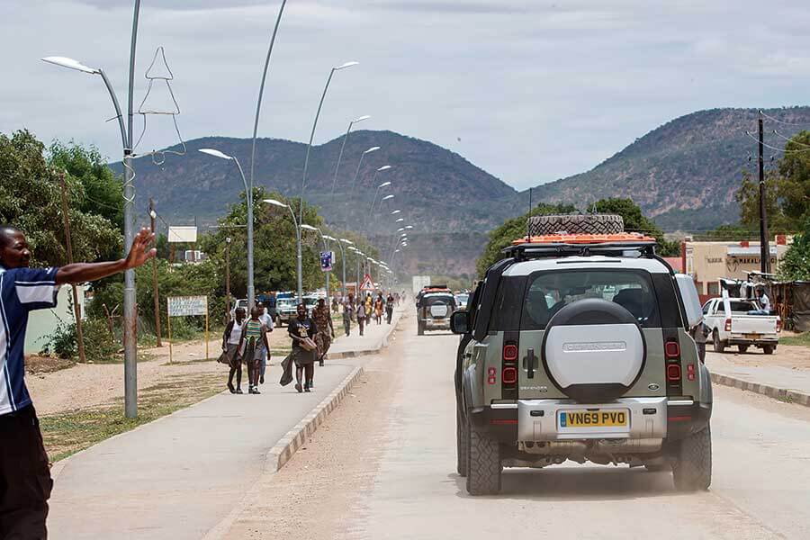 受夠了枯燥英國和日常營役的悶氣,不如馬上見識一下Defender的看家本領,跟我們一道遠赴千里踏破非洲。