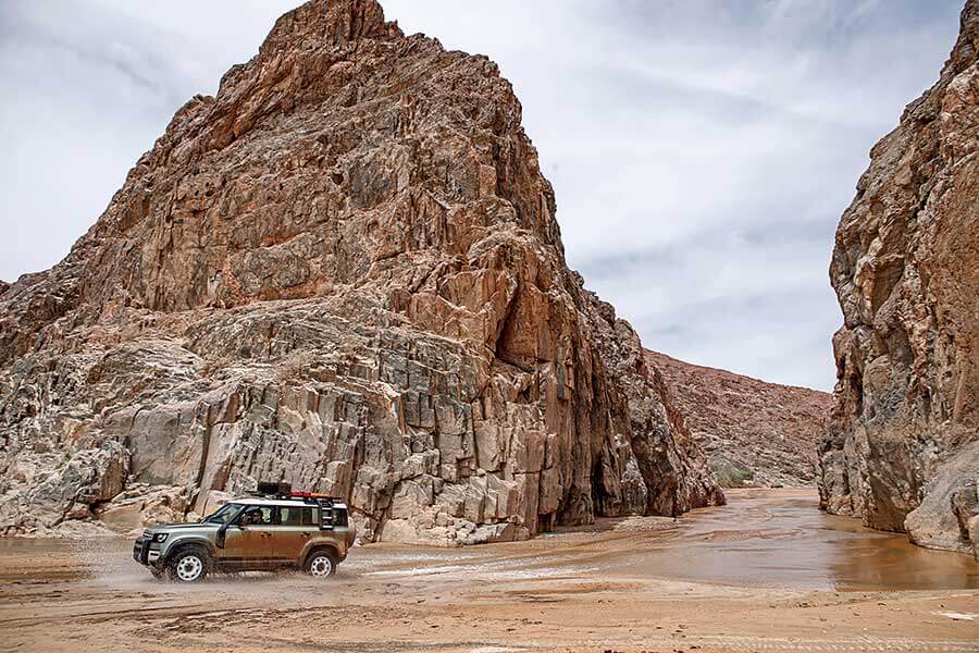 受夠了枯燥英國和日常營役的悶氣,不如馬上見識一下Defender的看家本領,跟我們一道遠赴千里踏破非洲。