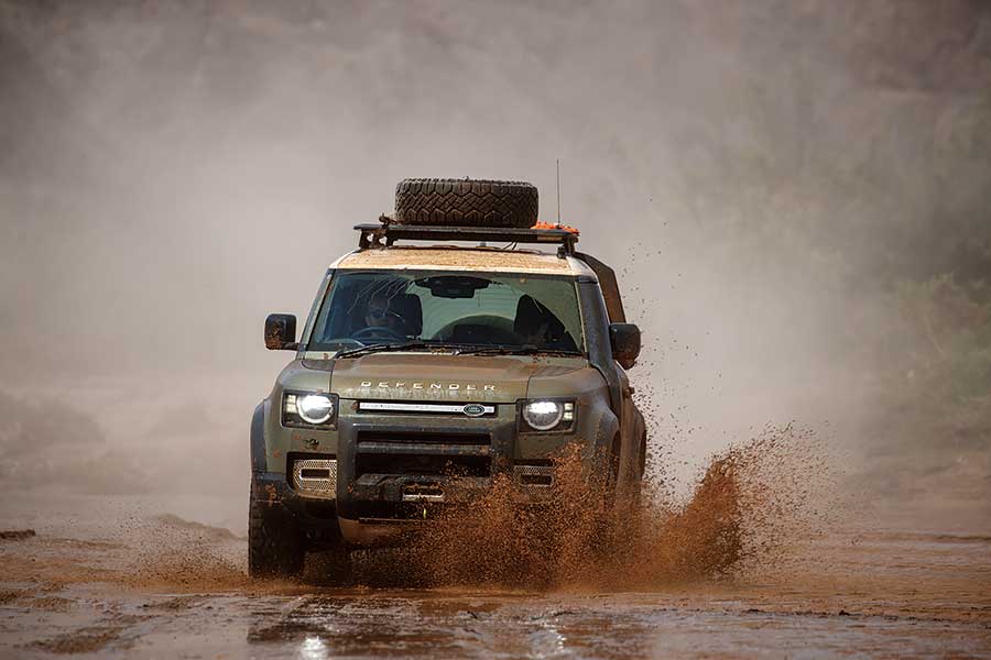 受夠了枯燥英國和日常營役的悶氣,不如馬上見識一下Defender的看家本領,跟我們一道遠赴千里踏破非洲。