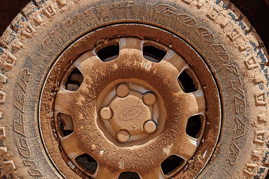 受夠了枯燥英國和日常營役的悶氣,不如馬上見識一下Defender的看家本領,跟我們一道遠赴千里踏破非洲。