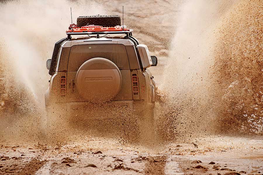 受夠了枯燥英國和日常營役的悶氣,不如馬上見識一下Defender的看家本領,跟我們一道遠赴千里踏破非洲。