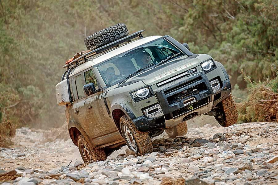 受夠了枯燥英國和日常營役的悶氣,不如馬上見識一下Defender的看家本領,跟我們一道遠赴千里踏破非洲。