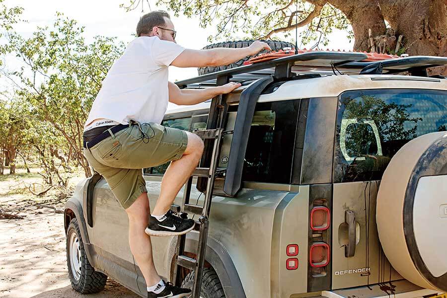 受夠了枯燥英國和日常營役的悶氣,不如馬上見識一下Defender的看家本領,跟我們一道遠赴千里踏破非洲。