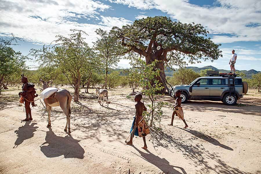 受夠了枯燥英國和日常營役的悶氣,不如馬上見識一下Defender的看家本領,跟我們一道遠赴千里踏破非洲。