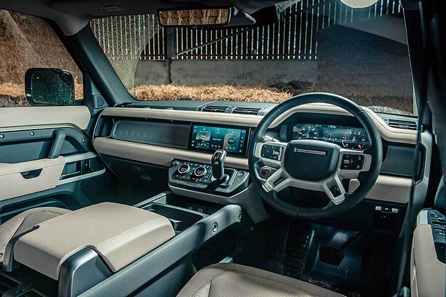 外形美醜大家已經心中有數,但新型Defender能夠兼顧英國典型農家生活和城鎮交通嗎?