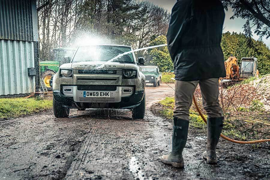 外形美醜大家已經心中有數,但新型Defender能夠兼顧英國典型農家生活和城鎮交通嗎?