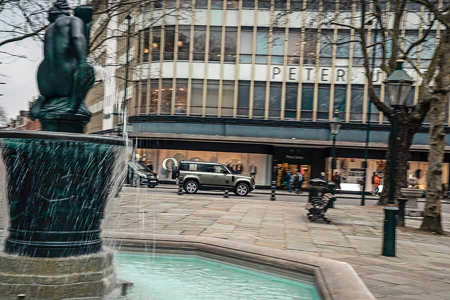 外形美醜大家已經心中有數,但新型Defender能夠兼顧英國典型農家生活和城鎮交通嗎?