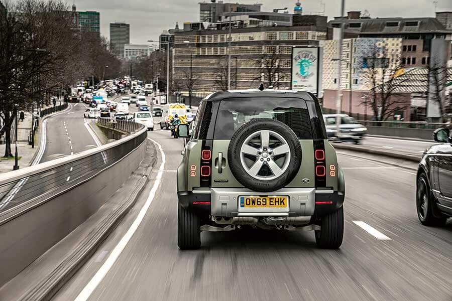 外形美醜大家已經心中有數,但新型Defender能夠兼顧英國典型農家生活和城鎮交通嗎?