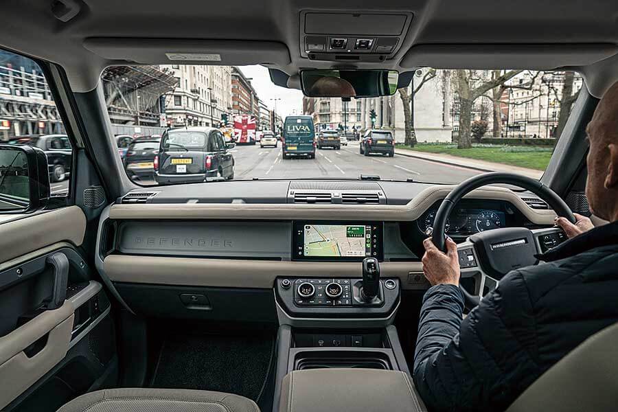 外形美醜大家已經心中有數,但新型Defender能夠兼顧英國典型農家生活和城鎮交通嗎?