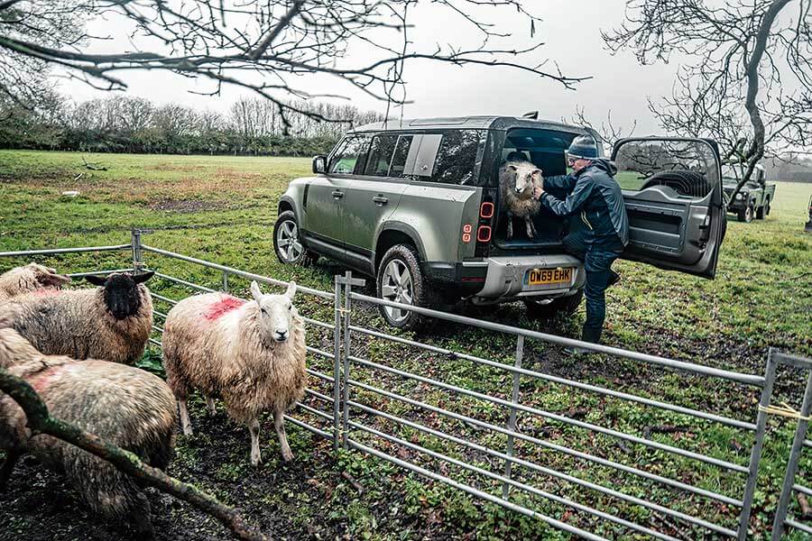 外形美醜大家已經心中有數,但新型Defender能夠兼顧英國典型農家生活和城鎮交通嗎?