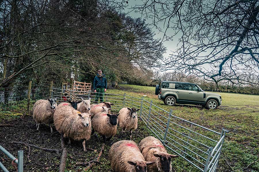 外形美醜大家已經心中有數,但新型Defender能夠兼顧英國典型農家生活和城鎮交通嗎?
