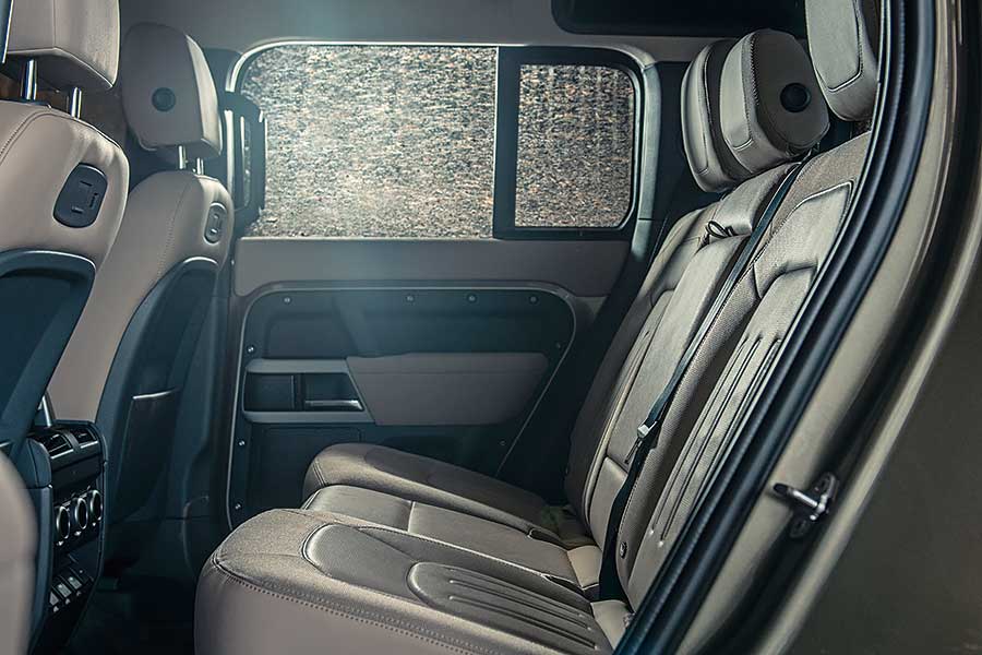 外形美醜大家已經心中有數,但新型Defender能夠兼顧英國典型農家生活和城鎮交通嗎?