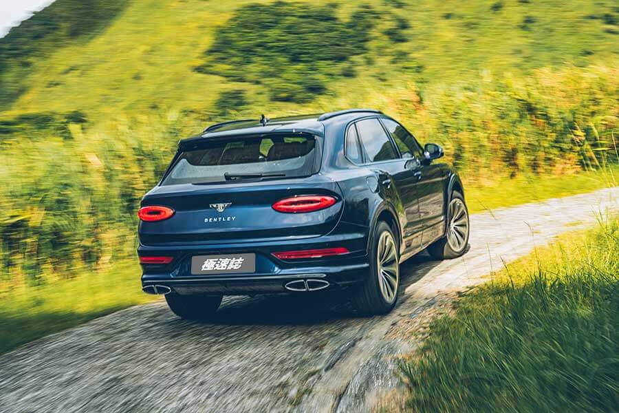 是,這是全新大改款的New Bentayga,我知道你心裡的疑問,不過只要親眼瞧瞧,你會跟我一樣肯定,它真的是新Bentayga。