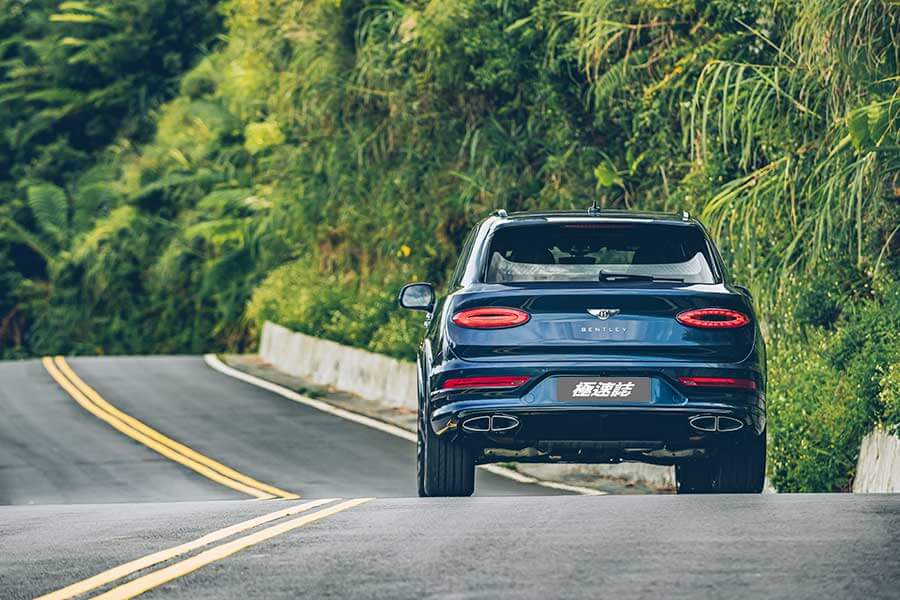 是,這是全新大改款的New Bentayga,我知道你心裡的疑問,不過只要親眼瞧瞧,你會跟我一樣肯定,它真的是新Bentayga。