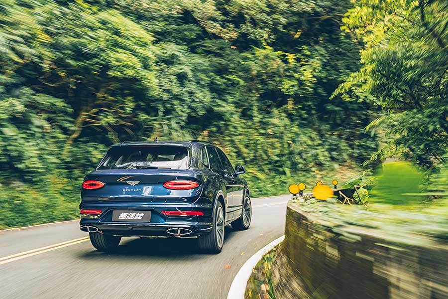 是,這是全新大改款的New Bentayga,我知道你心裡的疑問,不過只要親眼瞧瞧,你會跟我一樣肯定,它真的是新Bentayga。