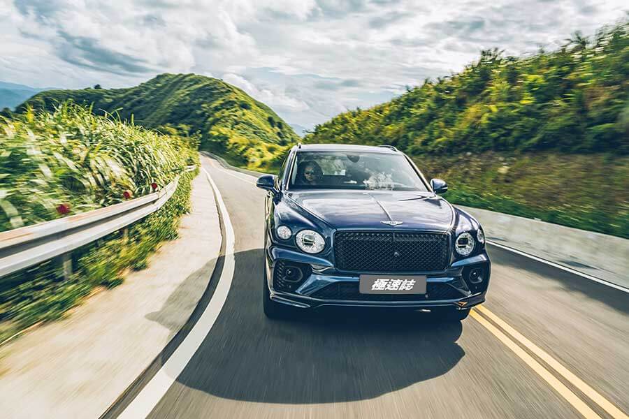 是,這是全新大改款的New Bentayga,我知道你心裡的疑問,不過只要親眼瞧瞧,你會跟我一樣肯定,它真的是新Bentayga。