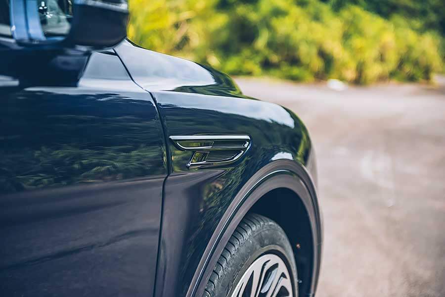 是,這是全新大改款的New Bentayga,我知道你心裡的疑問,不過只要親眼瞧瞧,你會跟我一樣肯定,它真的是新Bentayga。