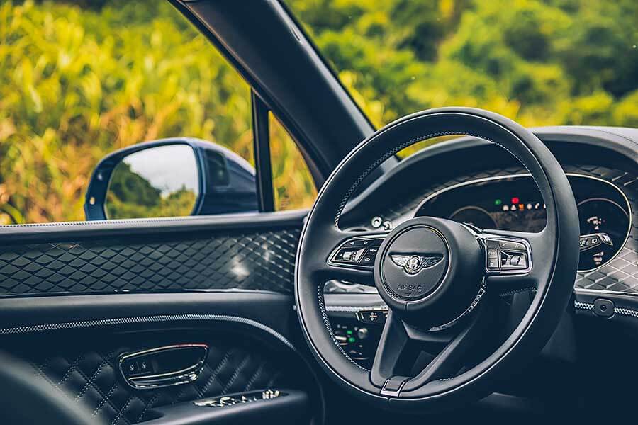 是,這是全新大改款的New Bentayga,我知道你心裡的疑問,不過只要親眼瞧瞧,你會跟我一樣肯定,它真的是新Bentayga。