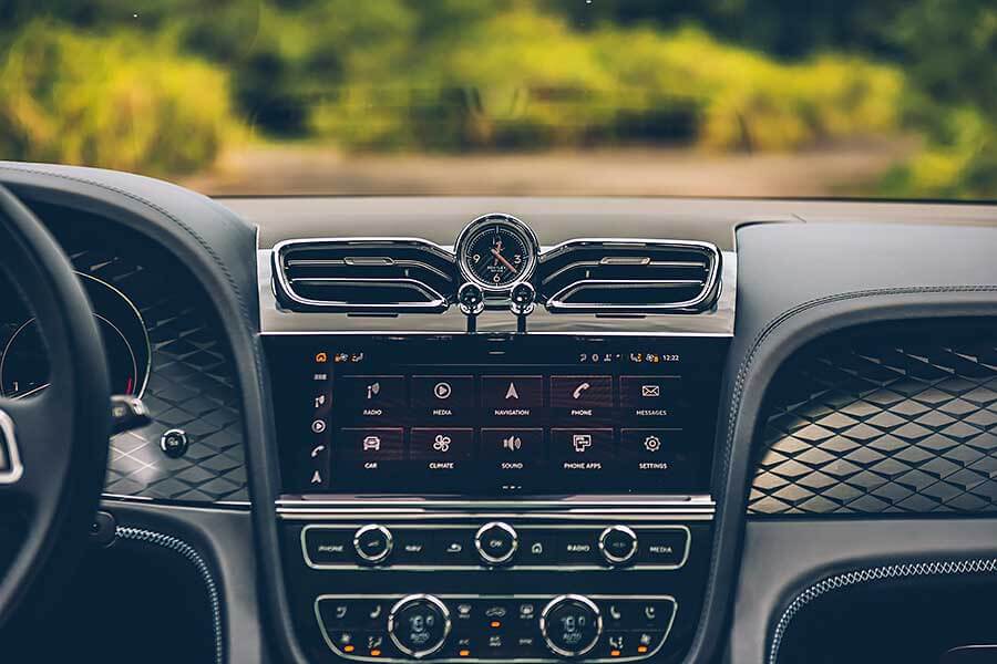 是,這是全新大改款的New Bentayga,我知道你心裡的疑問,不過只要親眼瞧瞧,你會跟我一樣肯定,它真的是新Bentayga。