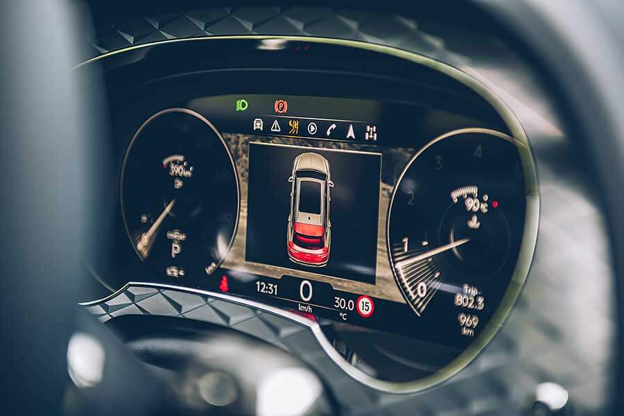 是,這是全新大改款的New Bentayga,我知道你心裡的疑問,不過只要親眼瞧瞧,你會跟我一樣肯定,它真的是新Bentayga。