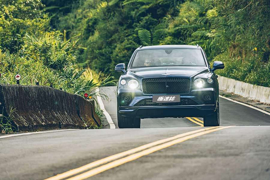 是,這是全新大改款的New Bentayga,我知道你心裡的疑問,不過只要親眼瞧瞧,你會跟我一樣肯定,它真的是新Bentayga。